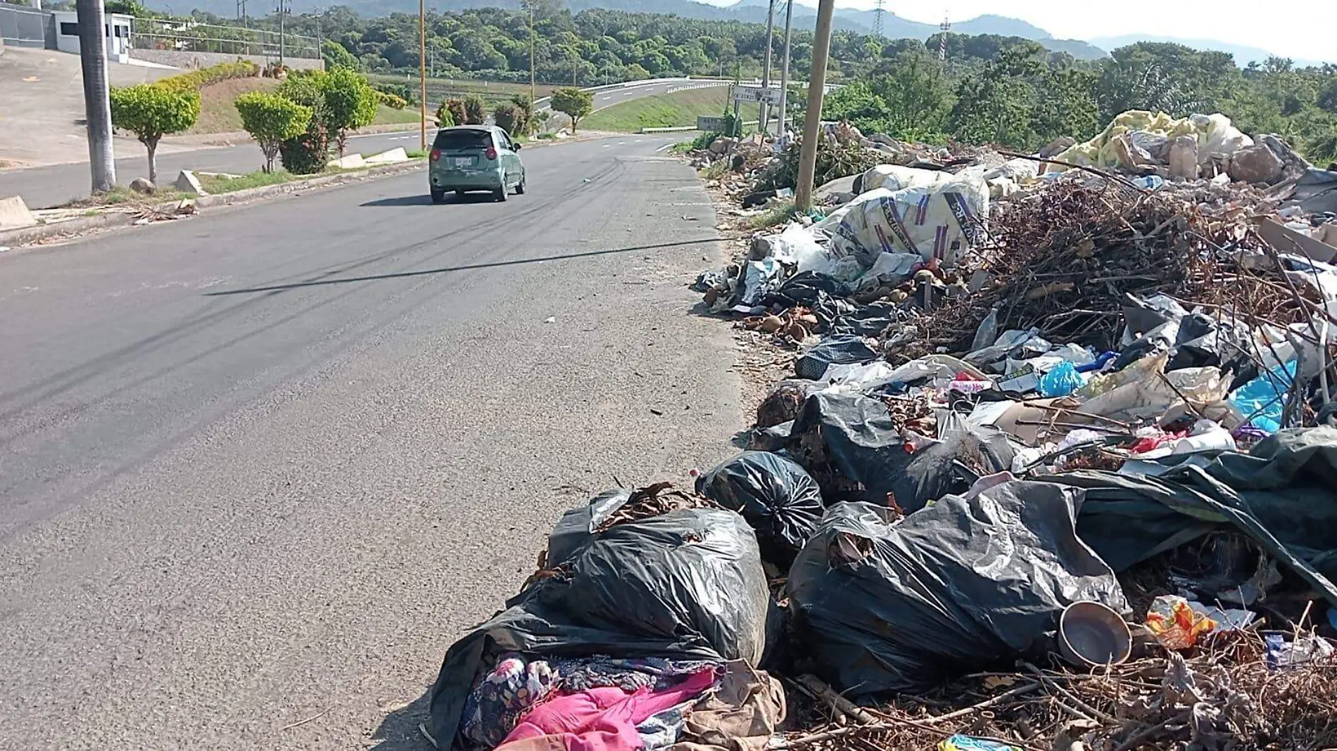 basurero a orilla de carretera